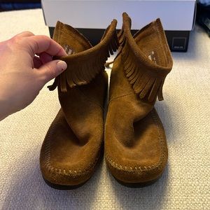 Minnetonka booties size 8.5 in great condition!